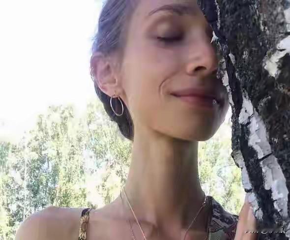 因为嫌自己胖，她吃了8年的生水果。从19岁到27岁，她把自己的体重吃的只剩下