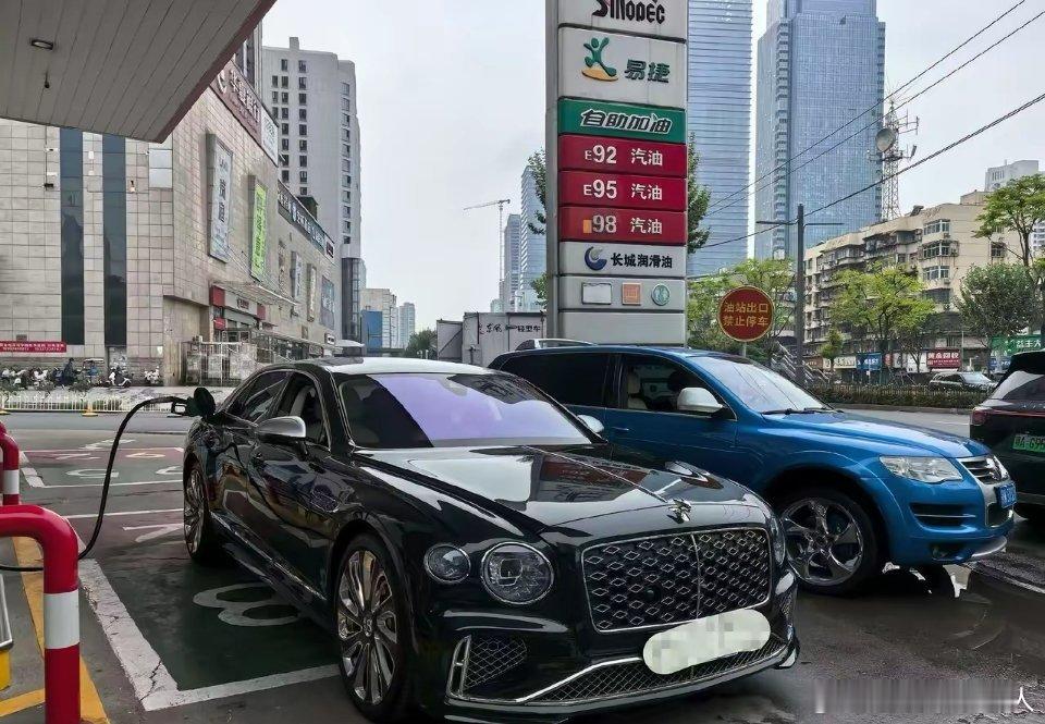 今天下午去加油站加油，看见一辆新款宾利飞驰正在加油。眼看加油机上的数字跳到900