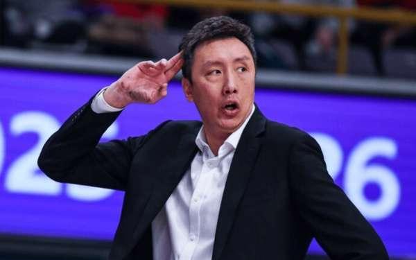 江苏队更衣室里，庞峥麟把湿透的球衣扔在椅背上，12次助攻的数据单被汗水洇开了边。