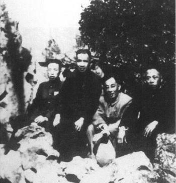 新中国成立后，华东野战军著名三虎与粟裕司令罕见合影，这几位传奇人物究竟是谁？1