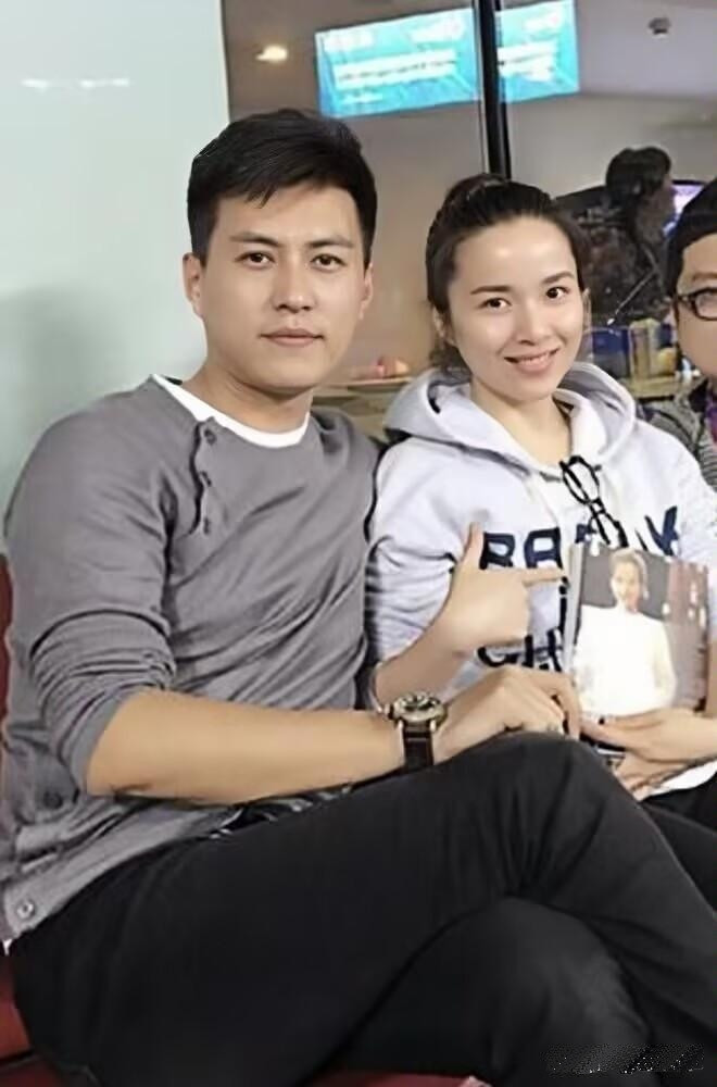 靳东和老婆同框，妻子人长的漂亮气质佳。两人很般配。