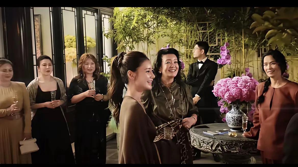 原来不是大S矫情，马筱梅透露她的妈妈习惯了台北的温度，不太习惯北京的干燥闷热。看