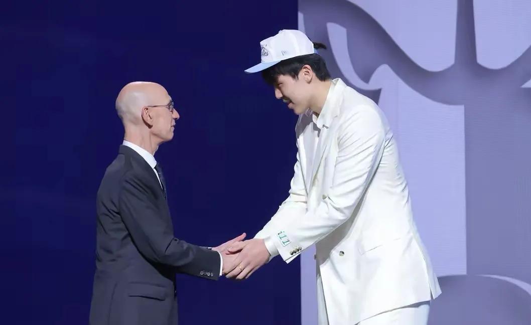 ESPN记者JakeWeinbach真是一位目光短浅的小人！今天中国男篮小将杨