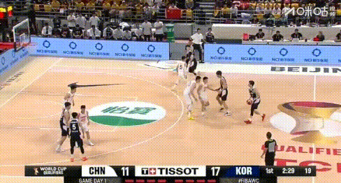 啥防守？男篮让梨式防守，李贤重半场6三分回敬！李贤重3分都投爆咱们了，图1这球