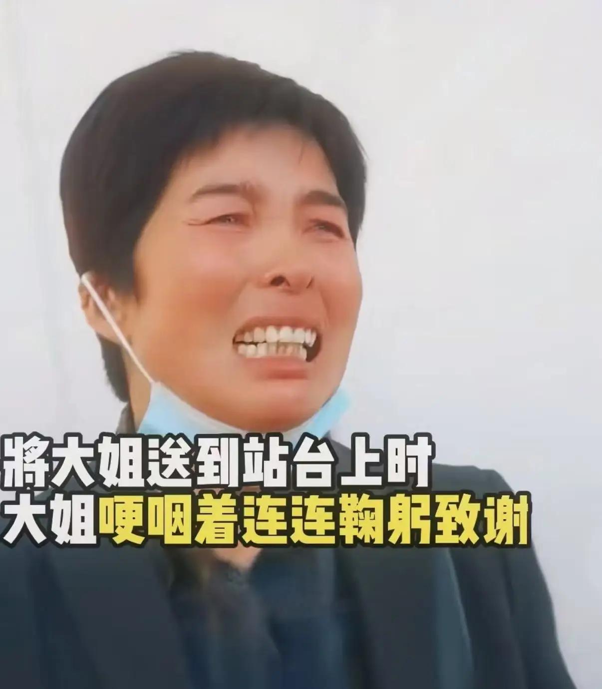 【她没赶上见丈夫最后一面，在火车站哭到崩溃！乘警一个举动让全网破防】候车厅里