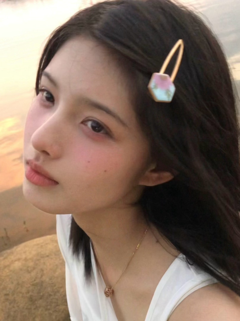 上海街头偶遇艾米是谁在上海街头偶遇了艾米！这颜值简直逆天，大眼睛高鼻梁，随便往