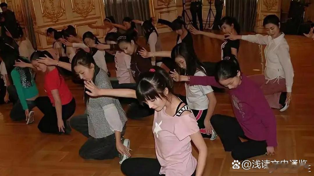 杨幂大学上形体课照片曝光，忒有灵气，脸型老精致了。
