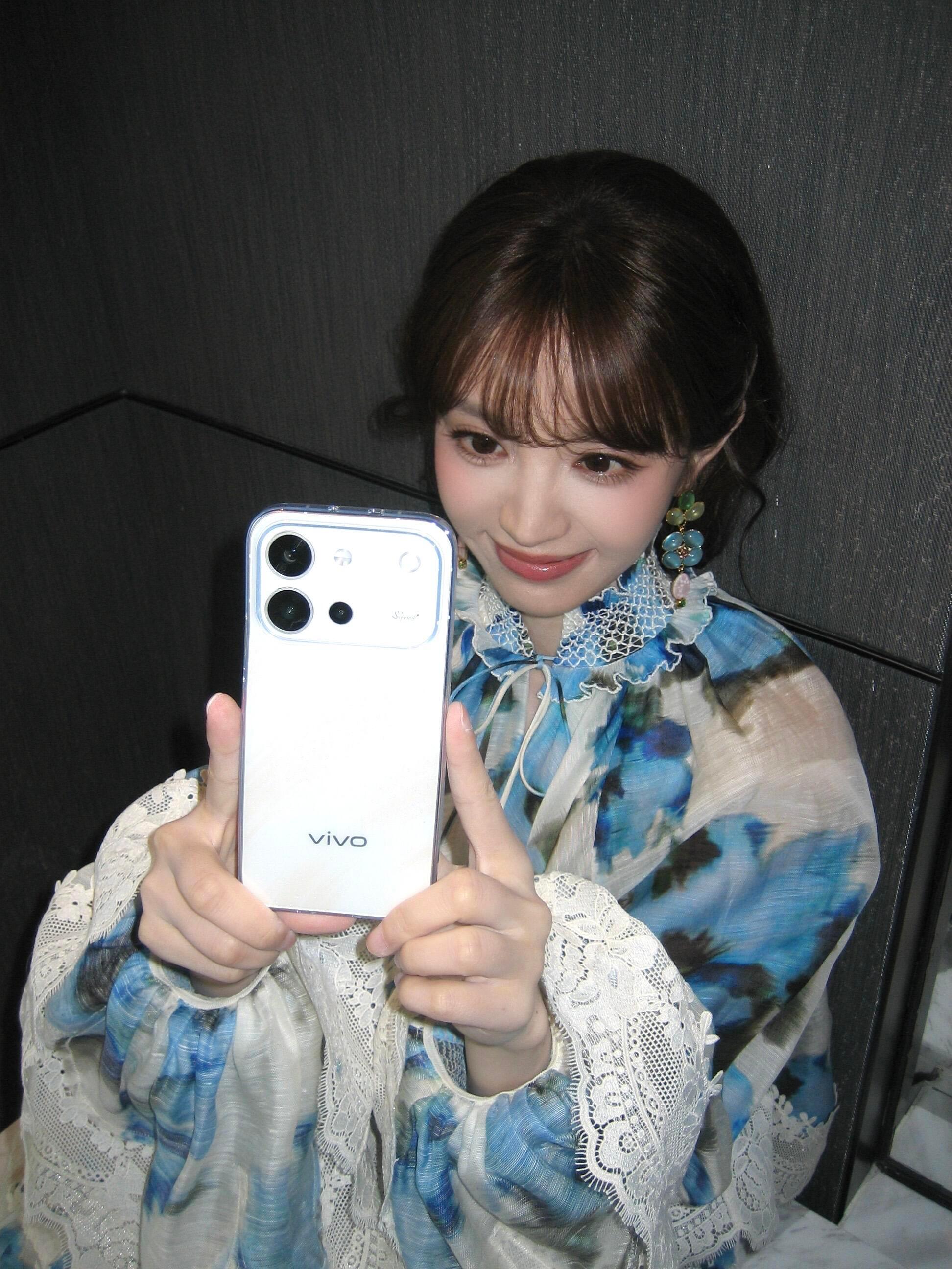 田曦薇今日更新美得不行呀这个四宫格自拍