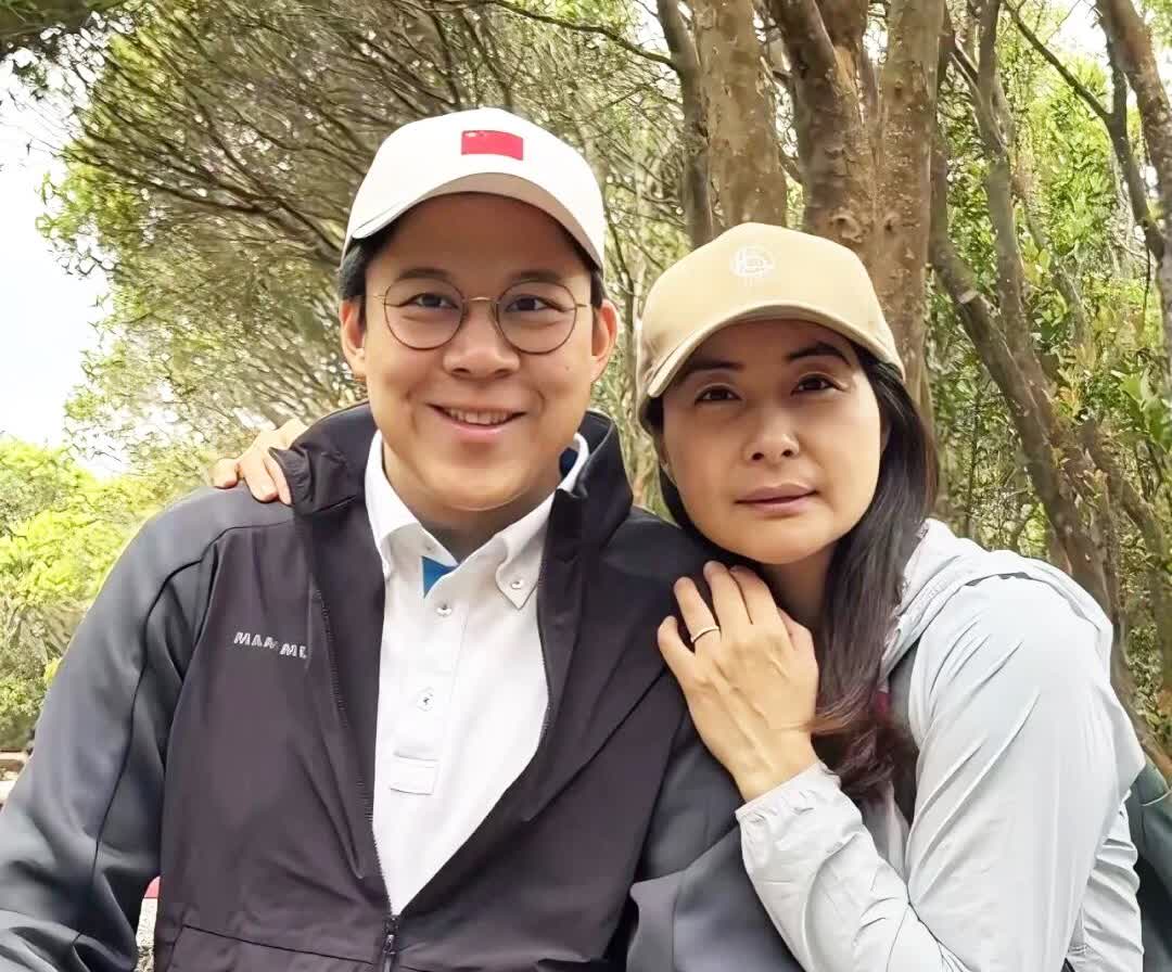 一觉醒来，79岁的霍震霆又成了人人羡慕的对象！不是大儿子霍启山好事将近，