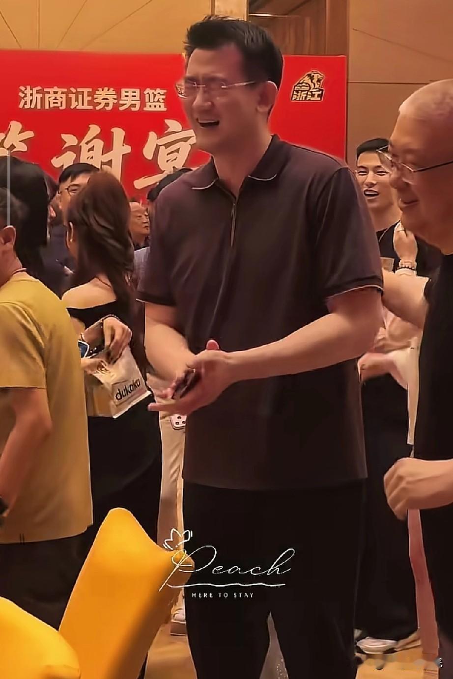 王博没少喝啊！广厦庆功宴开心就完了！广厦这赛季以获得亚军落下帷幕，说实话广厦