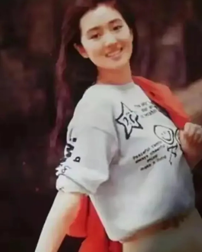 巩俐和章子怡比美！巩俐漂亮，巩俐自带一种喜庆，笑容甜美，气质典雅，落落大方，妥妥
