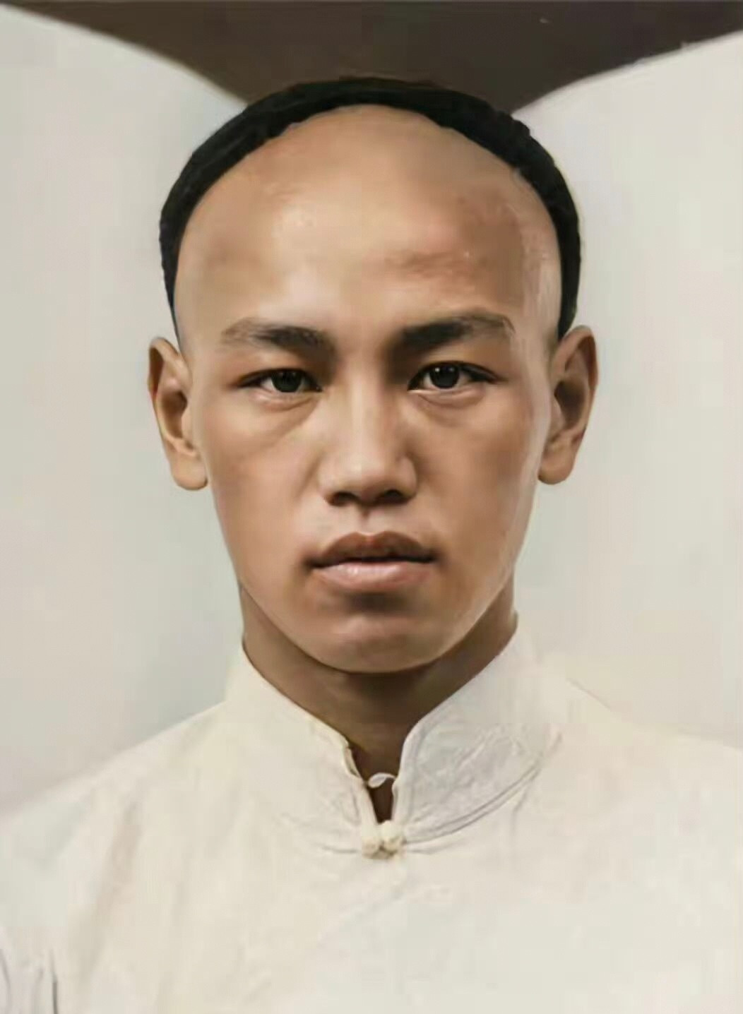 清朝时期的蒋介石还留着辫子。当时名字叫蒋志清，这是他东渡日本前的登记照。1906