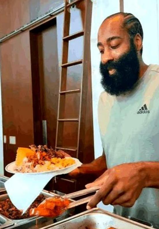 没人知道，这份天价合同的背后，是哈登和老东家耐克的一场“赌气”。在此之前，哈登