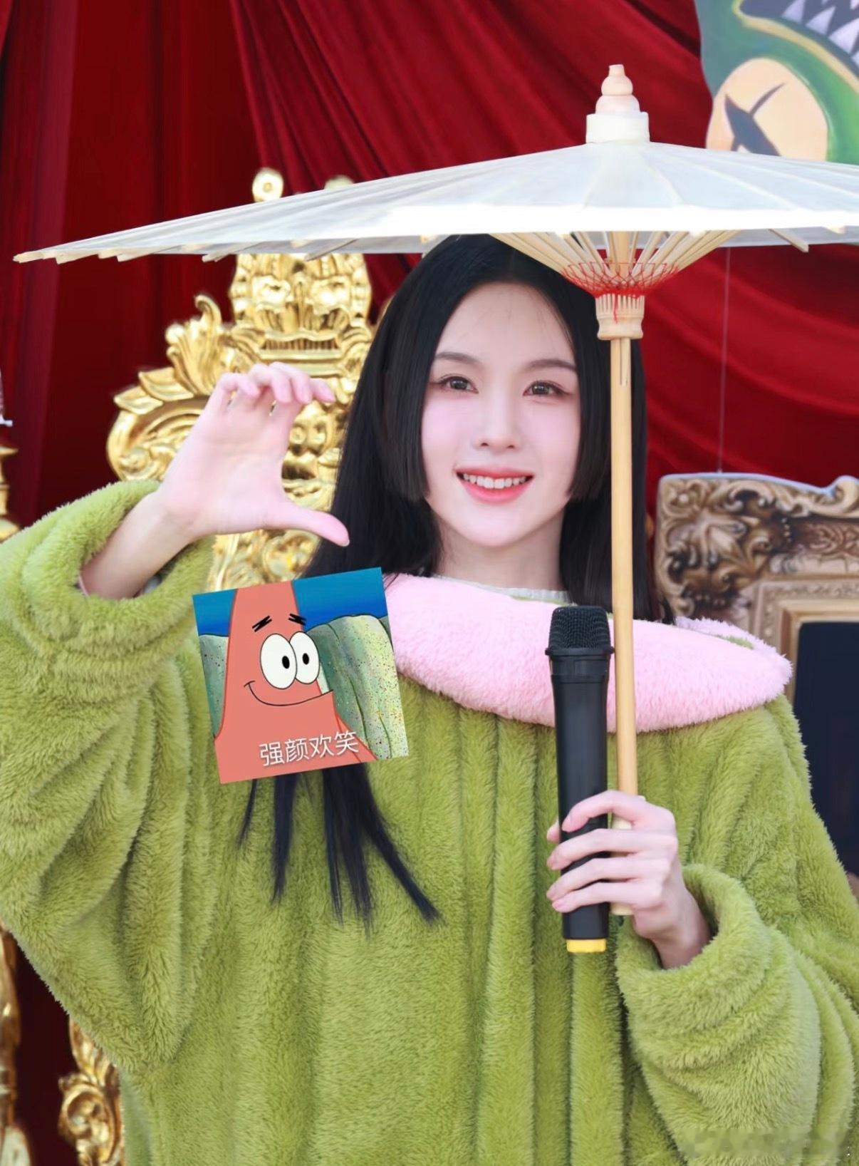 陈都灵穿绿色玩偶服只有陈都灵信了大家都穿玩偶服嘟嘟：不知道啊，小铃铛喜欢我就穿