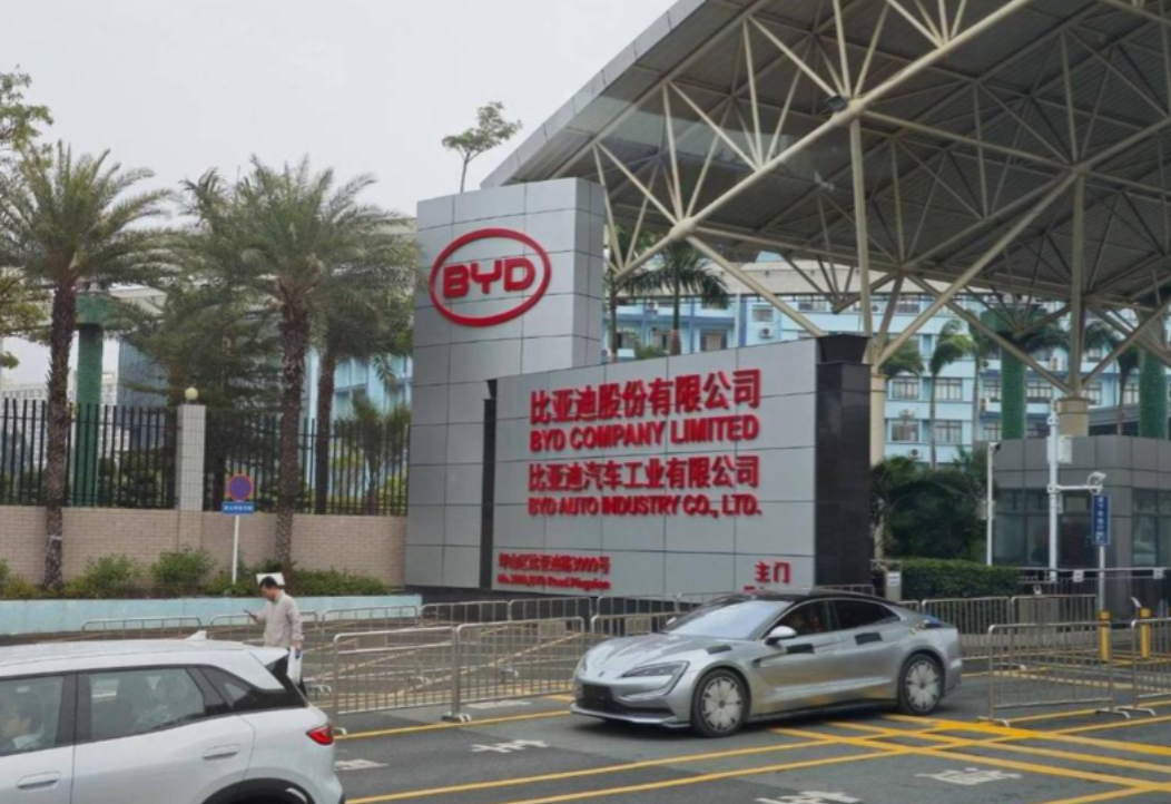 比亚迪重回第一。比亚迪，300222辆。长安，270600辆。奇瑞，240