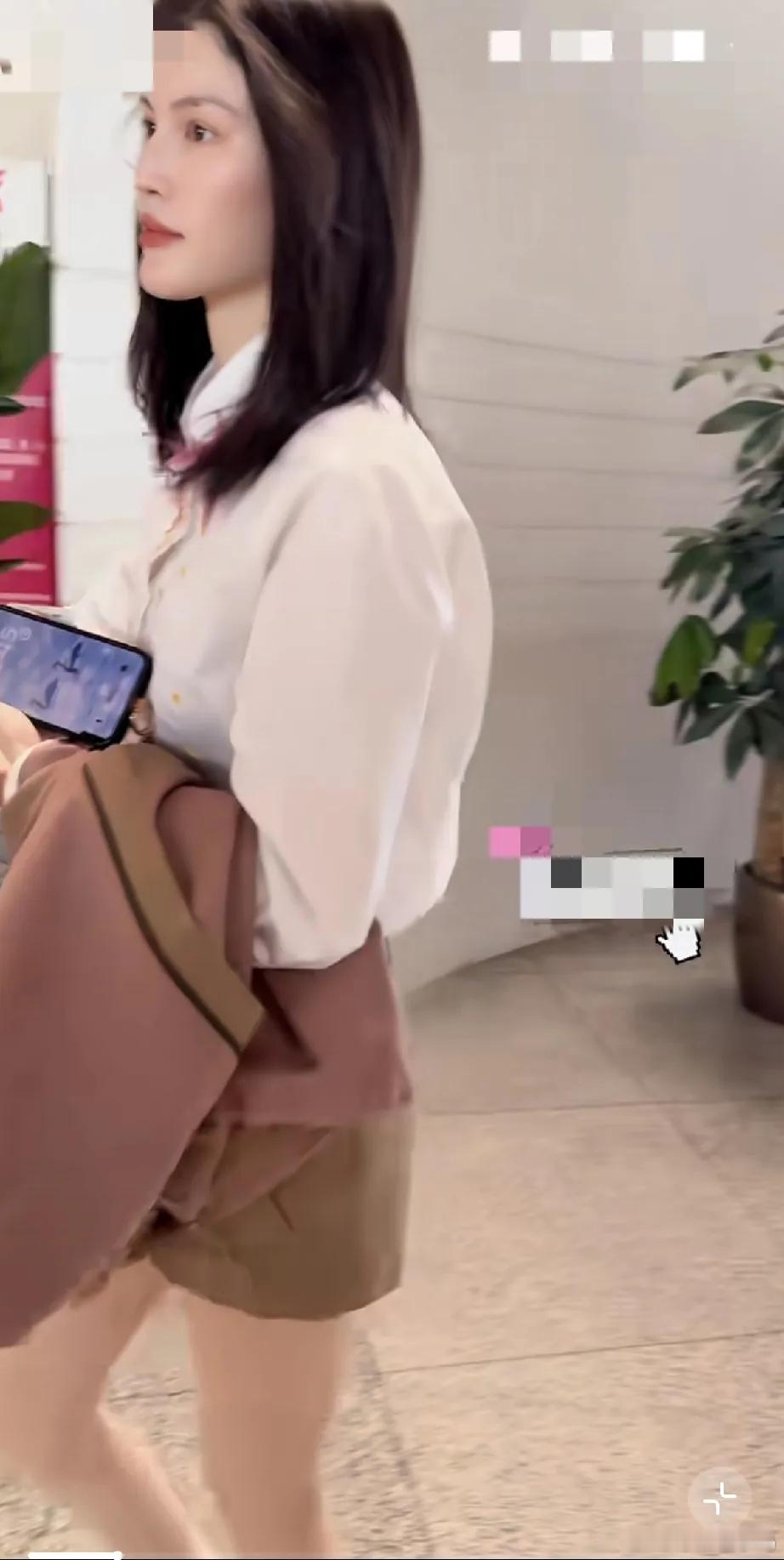 何穗北京机场无修生图流出，身形状态彻底回归超模水准，高挑纤瘦，双腿纤细修长，短裤