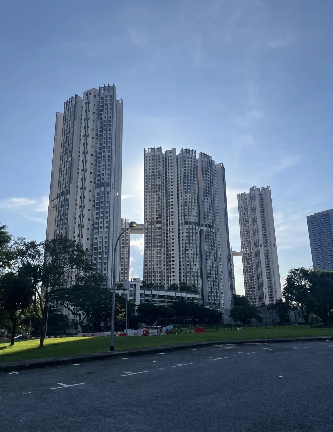 女皇镇的空中连廊风景🏙️🌿女皇镇这一带最近几年越盖越高，高层HDB一栋接