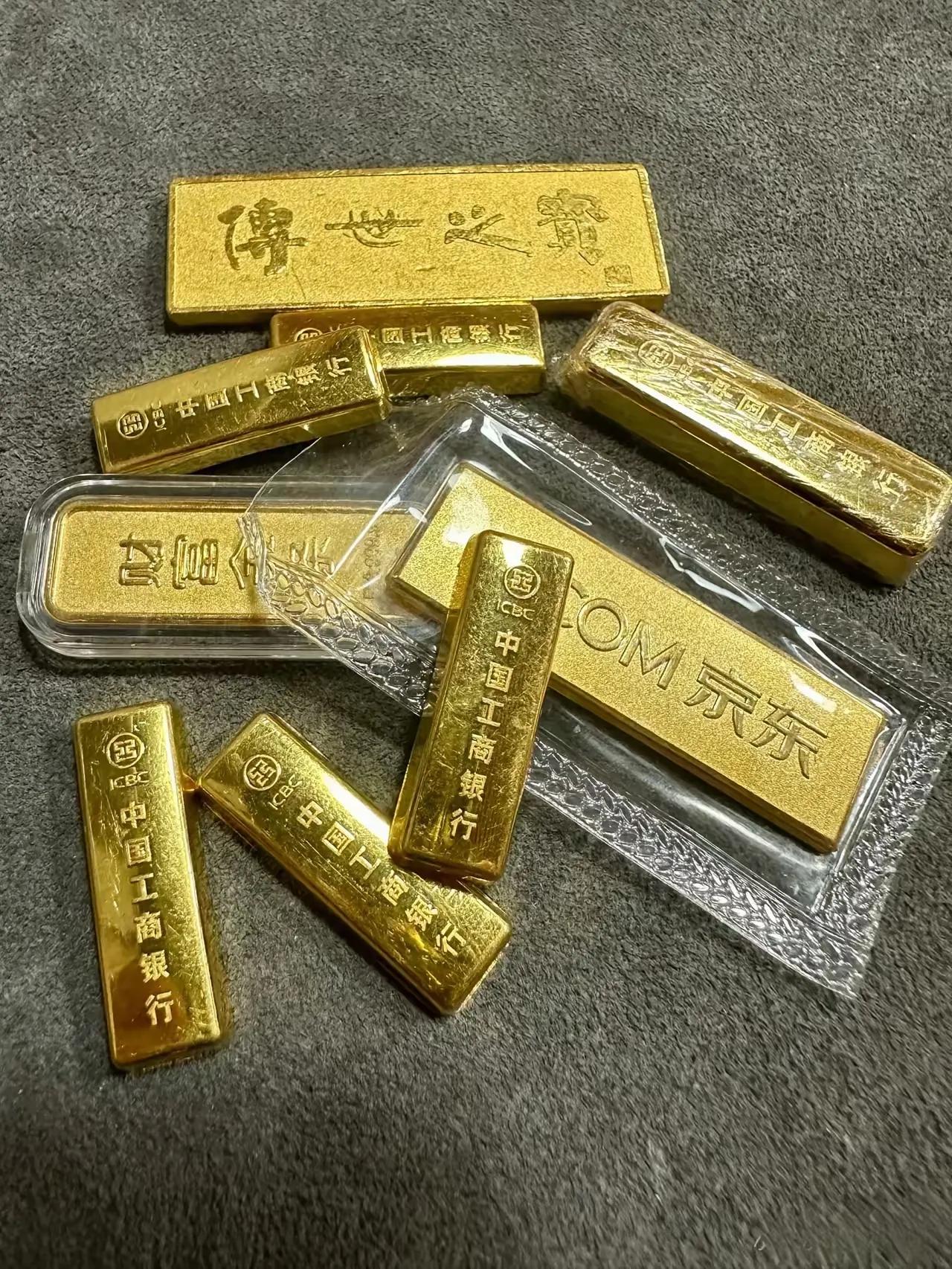 手里有黄金的人，今晚注定要吞褪黑素了！6月25日，金价从887下跌到现在的8