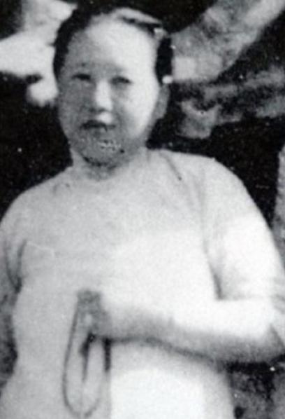 她是清末寡妇尼姑，难耐寂寞半路还俗嫁人，生下一子祸害中国至今，她就是传奇尼姑”王