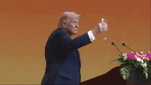 特朗普大约的确是喝酒了。他抿了一口之后有个咳嗽的动作，这是常年不喝酒突然接触酒之