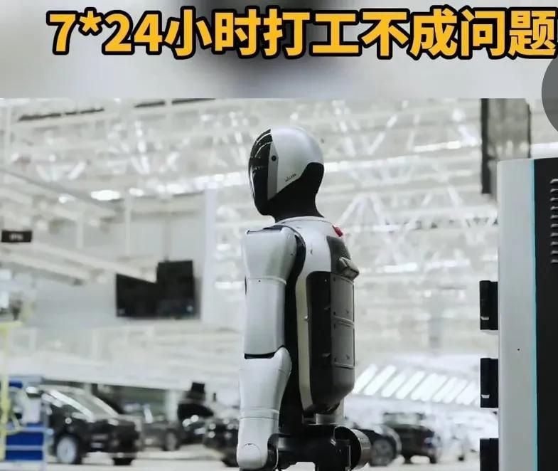 深圳优必选公司推出的WalkerS2人形机器人，凭借全球首创的热插拔自主换电系