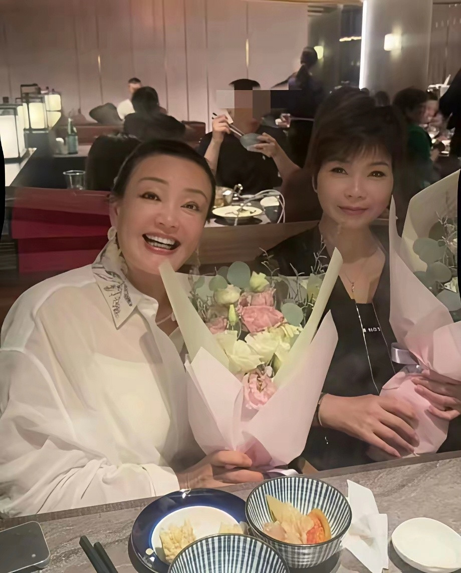 马筱梅大方晒汪小菲抱汪宝正脸照，还有婆婆和妈妈的合影！看的出来，她现在真的是家庭