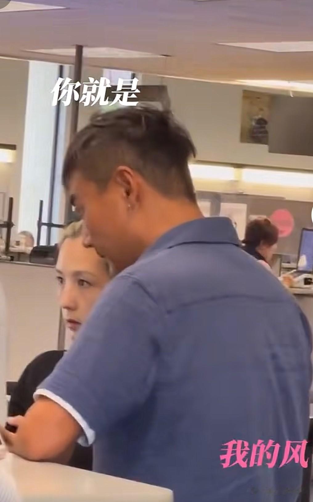 发现了吗？何洁的面相都变了！变得犀利又刻薄了！近日，有网友在美国加州DM