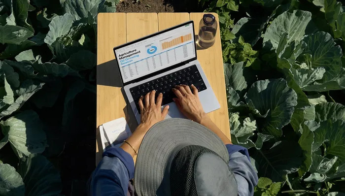 【首款触控屏MacBookPro将至，搭载M6芯片】近日，有消息称苹果将在今年晚
