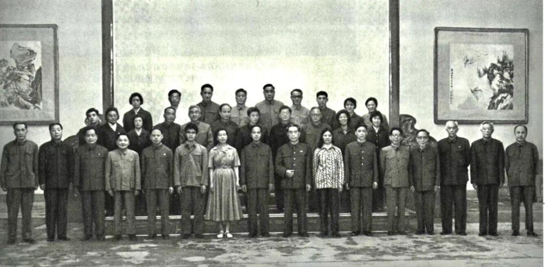 1974年5月24日，周恩来总理（前排左九）等国家领导人会见美籍中国物理学家李政