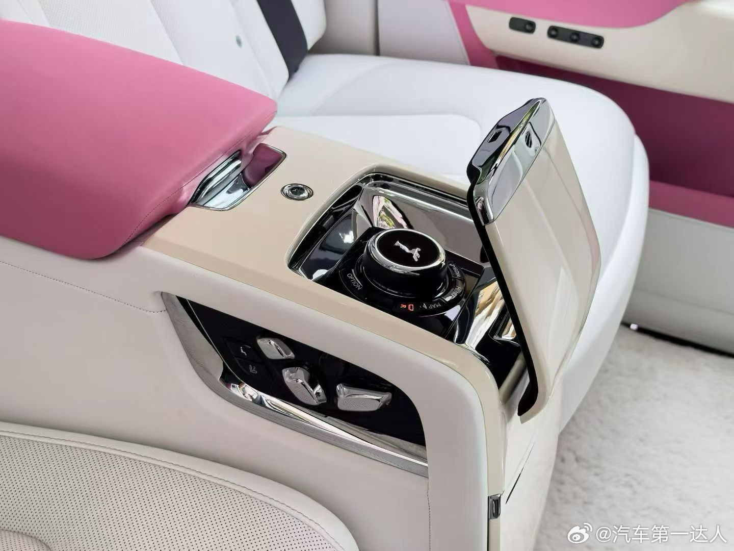 人生最珍贵的，从来不是追逐，而是拥有与珍藏。正如这台23年库里南，极地白外漆纯净