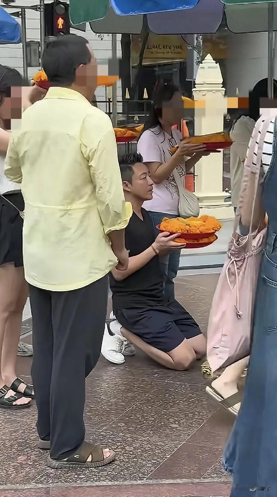 汪小菲现身曼谷虔诚祈福！前几天一家人还在广州游玩，这两天汪小菲就出现在了曼谷。