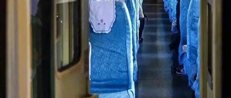 离了大谱，上海市一家企业的项目经理瞿女士被通知硬座通宵从上海到成都出差，并且要求