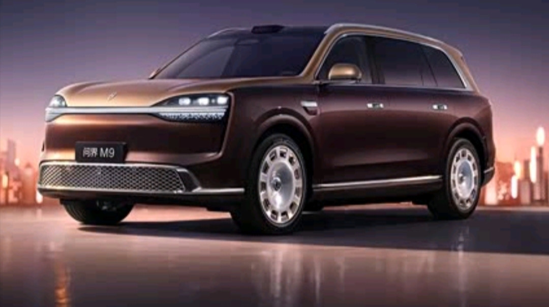 全新一代问界M9官宣啦！外观大气精致，车身更大更稳，气场拉满。最惊喜是全主动悬