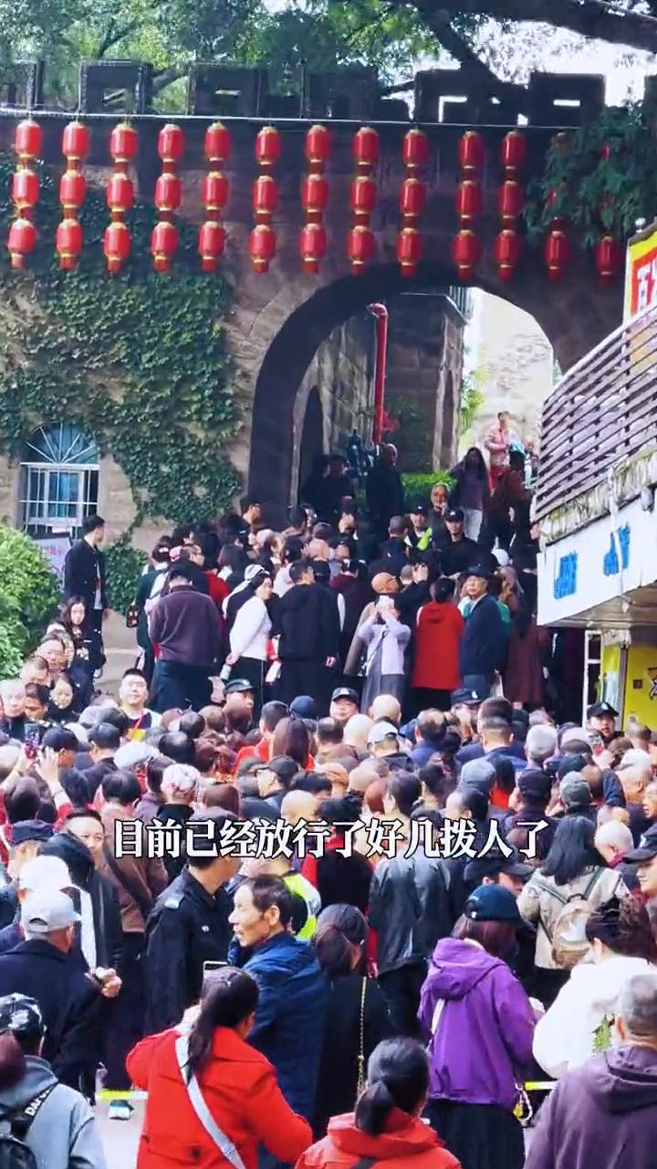 悬崖栈道开放首日，人气比跨年还火爆。给大家看一下鹅岭的悬崖栈道有多火爆？这是入