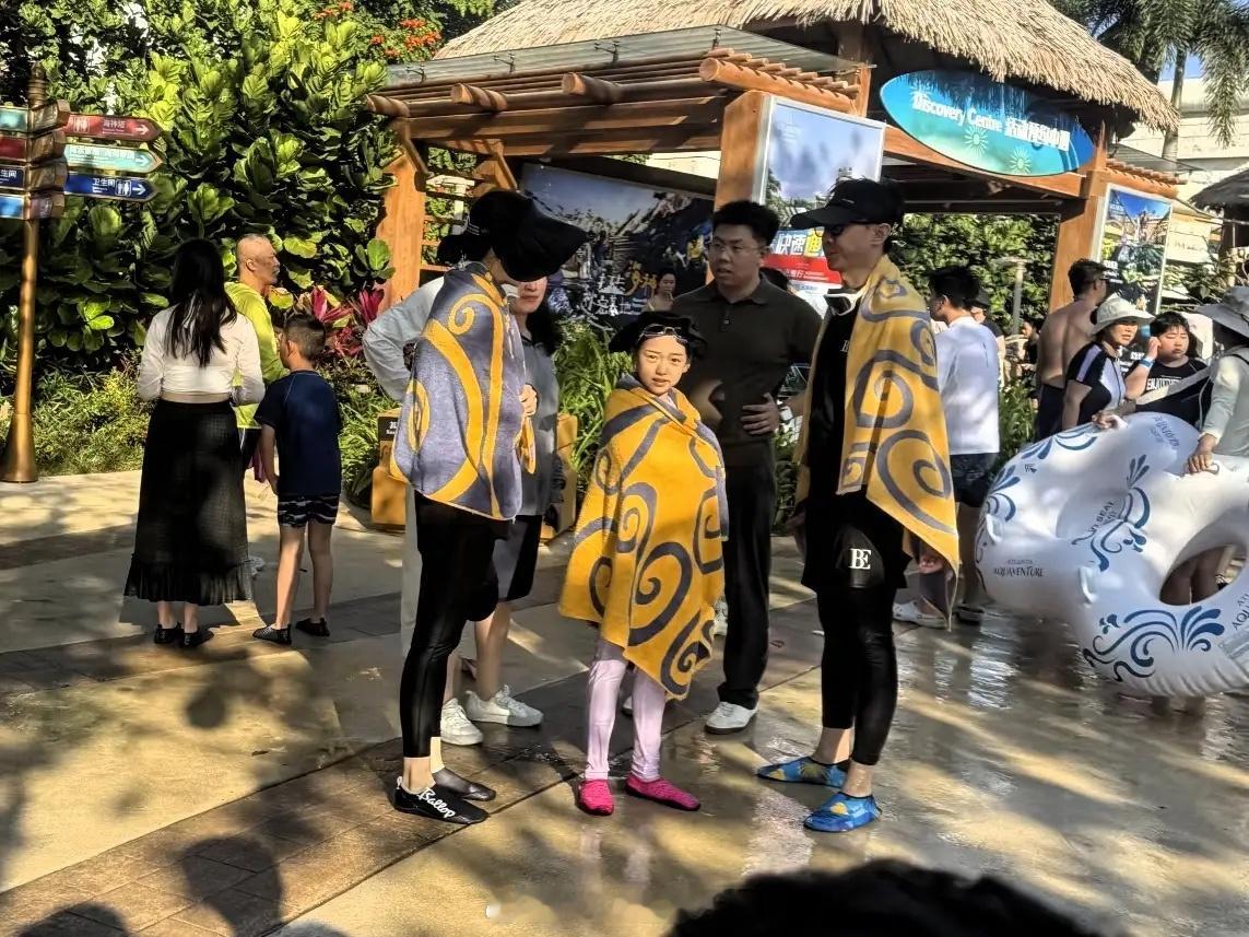 有网友在三亚偶遇董璇一家，小酒窝好萌好可爱！张维伊和母女俩站在一起的画面，就是幸