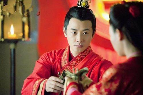 公元前188年，吕后和仆人审食其私通，被儿子汉惠帝发现。汉惠帝勃然大怒，他立即将
