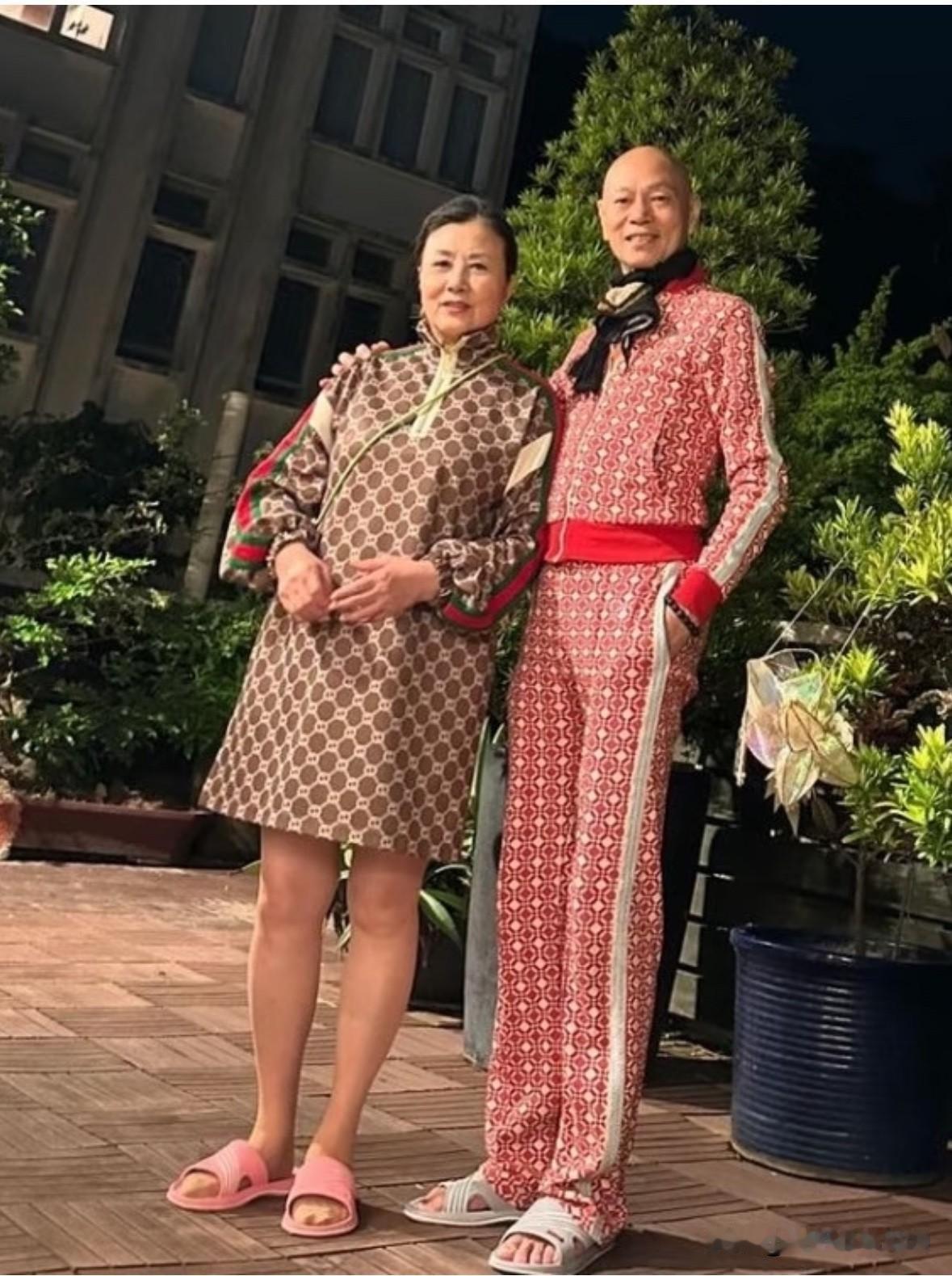 现年79岁的罗家英与现年78岁的汪明荃在家中庭院的一张合影。罗家英追求汪明荃21