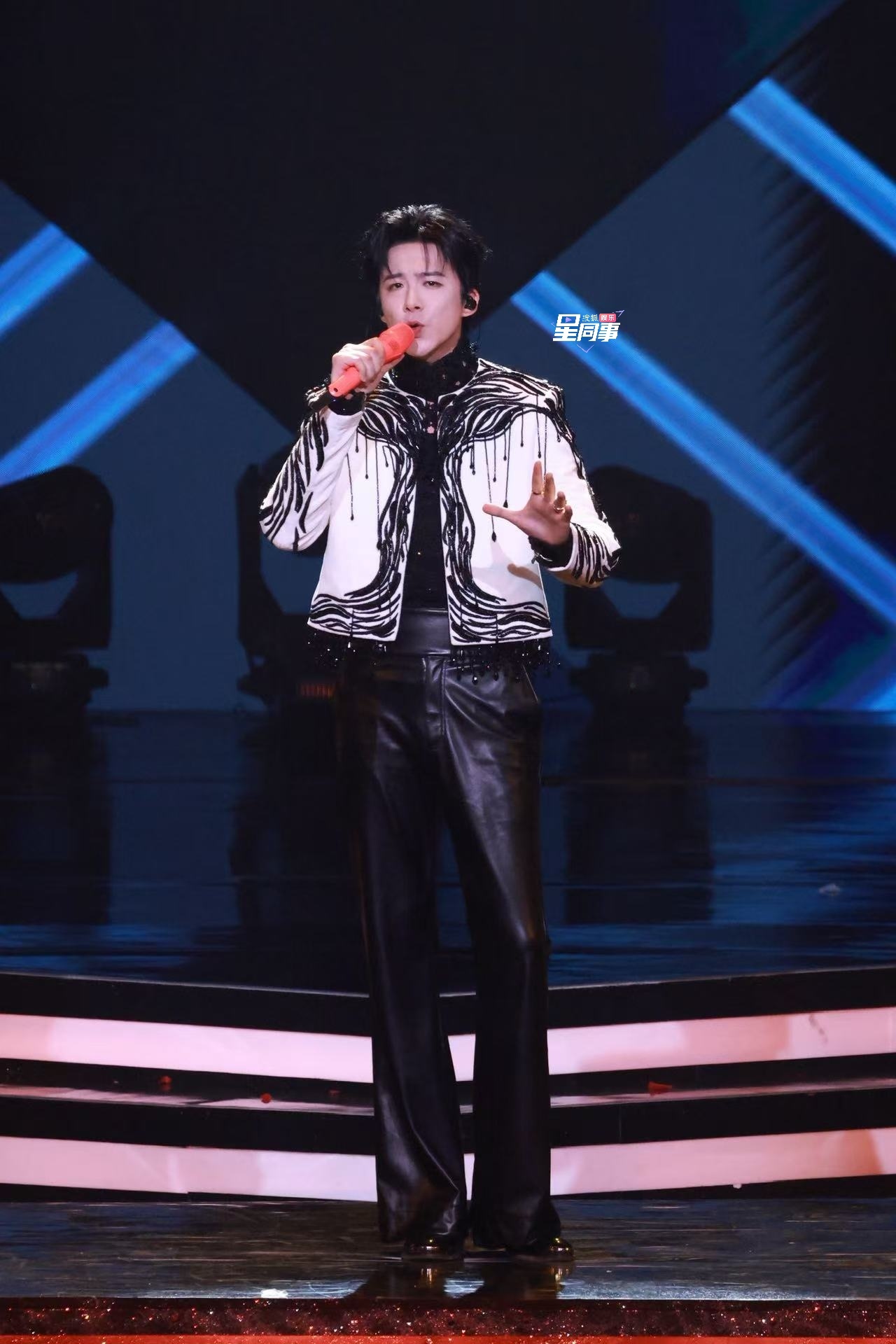 舞台九宫格掉落[墨镜]刘宇宁的腿让🦊挪不开眼！1111惊喜之夜​​​