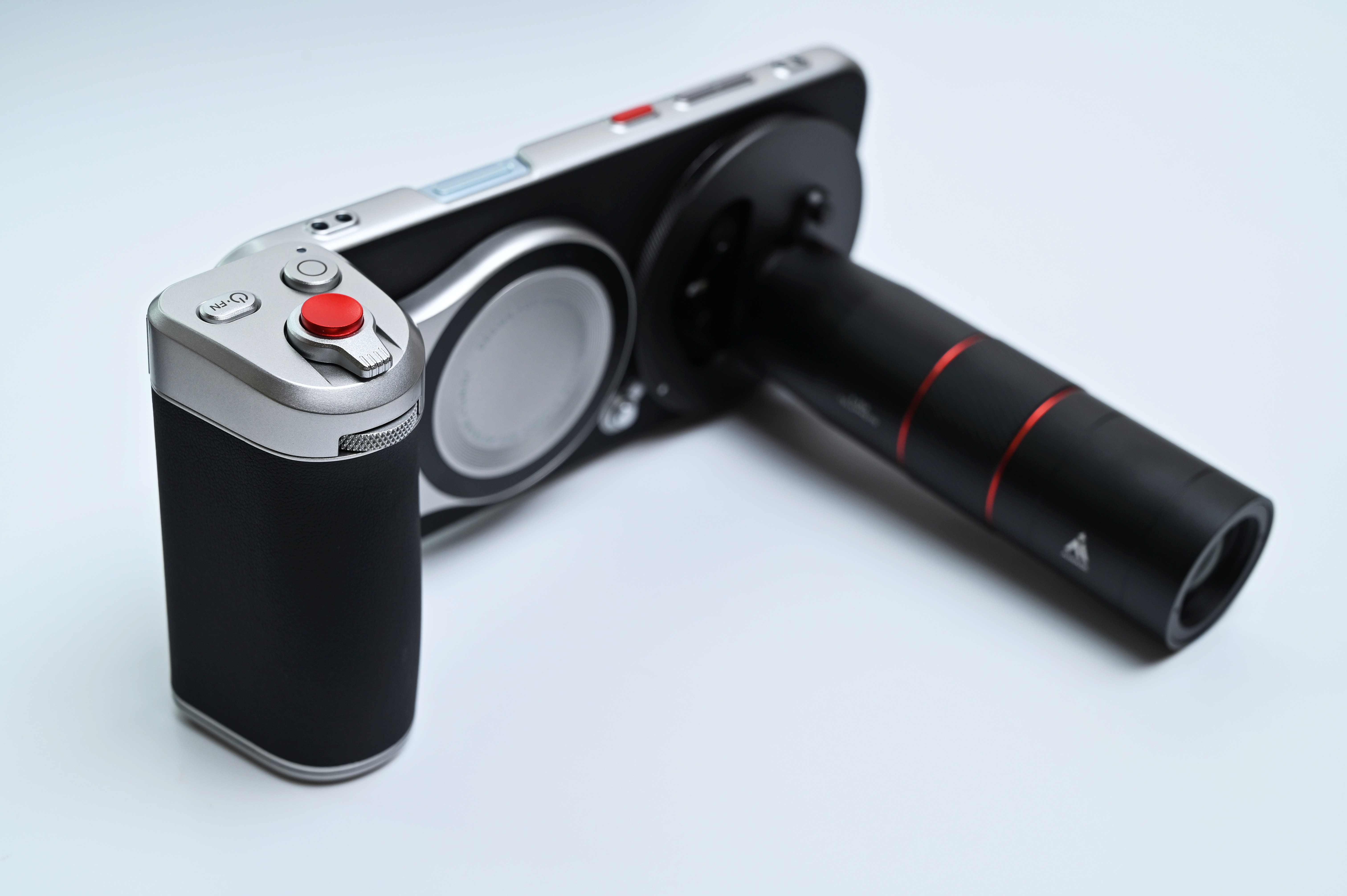 荣耀Magic8系列和泰迅也联合搞了一套专业的长焦影像系统，支持行业最高CIPA