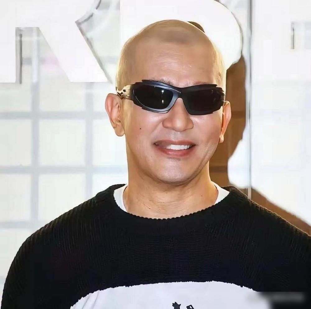 很奇怪，今年S一家跨年，小S并未发出任何与家人在一起跨年的图片和视频，很好奇具俊