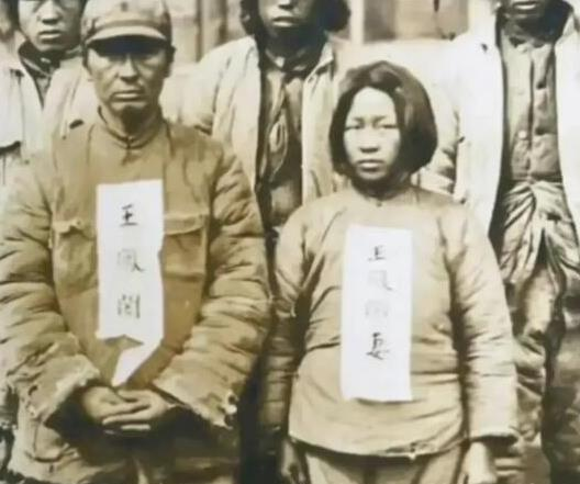 1937年，抗联英雄一家三口被押赴刑场，在生命的最后一刻，4岁的小金子替妈妈擦去