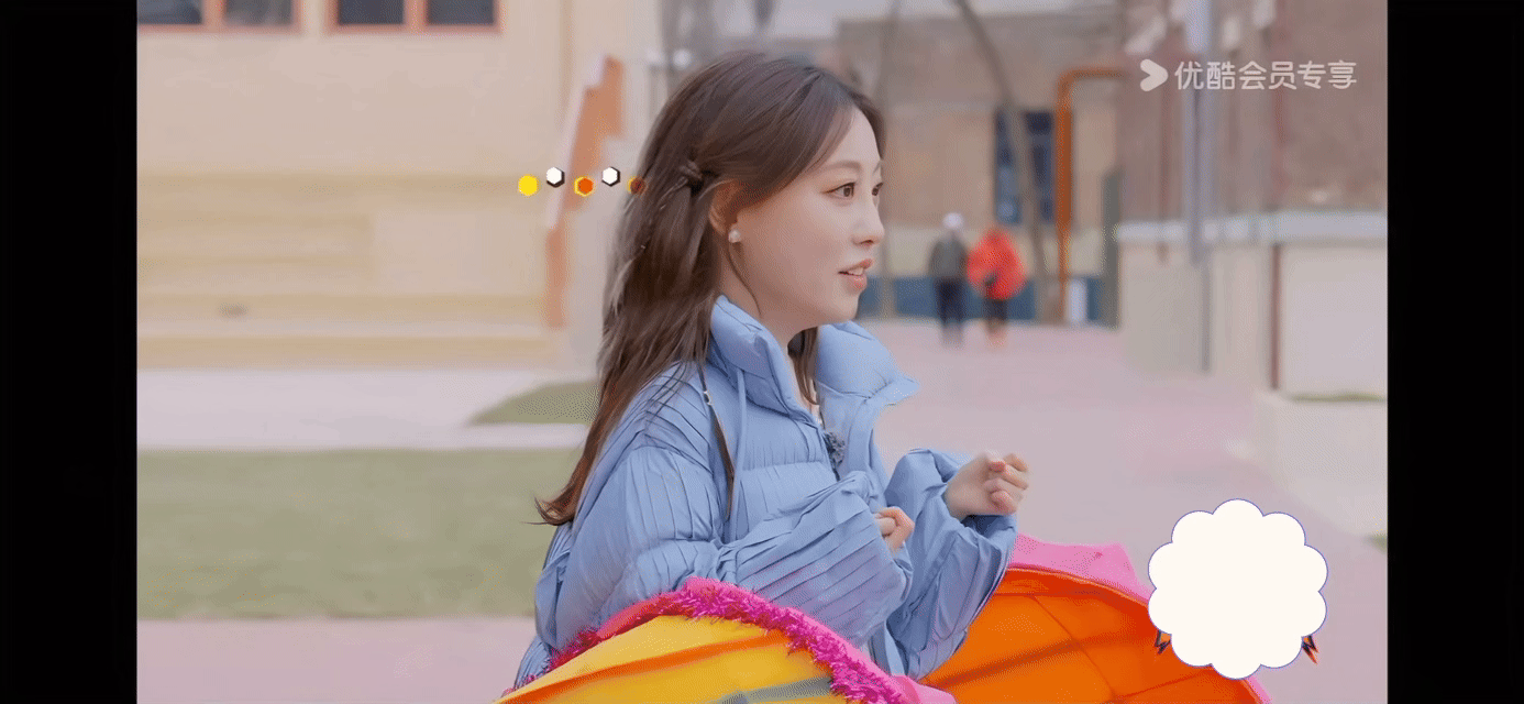 祝绪丹化最美的妆发最大的疯最美妆发，最疯“蚌精”！扇着蚌壳全场送祝福，独自开朗到