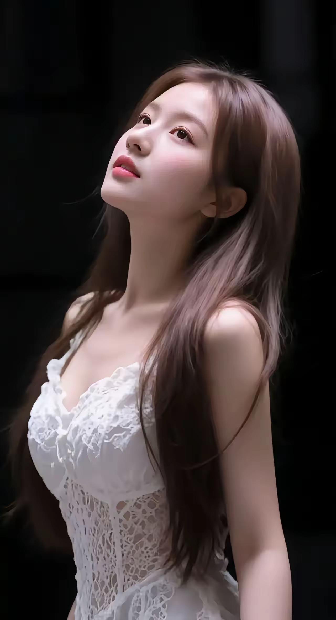 优雅白裙少女，梦幻般的氛围，仿佛置身童话世界。