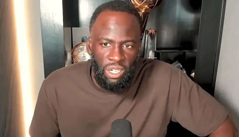 追梦格林一巴掌把迈克尔乔丹的神像扇碎了。他抓着麦克风对着镜头喷唾沫星子，勒布朗詹姆斯才是历史唯一的篮
