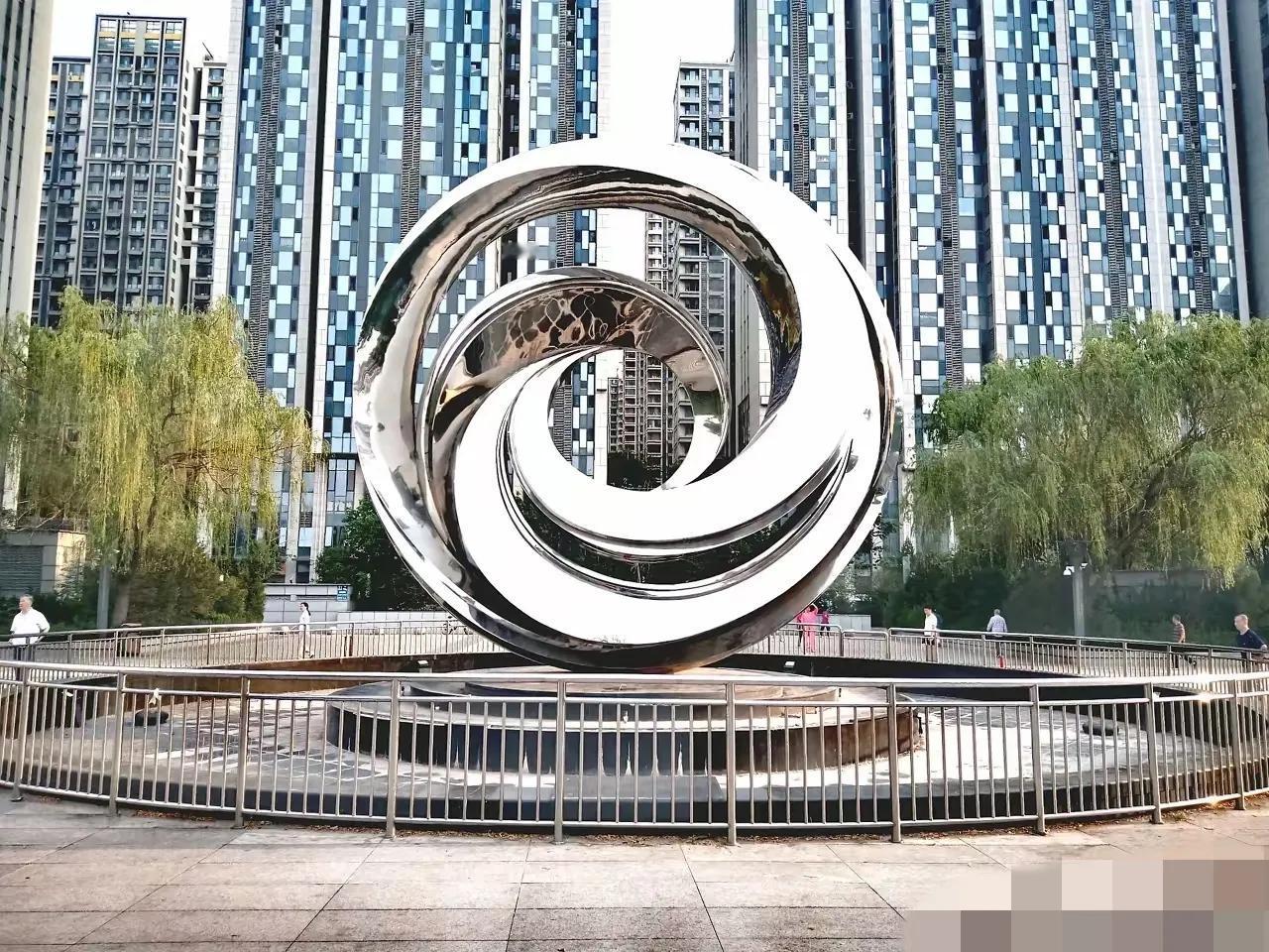 济南火车站北站房开通之后，北广场对面的世茂天城房价会涨还是会跌呢？火车站北