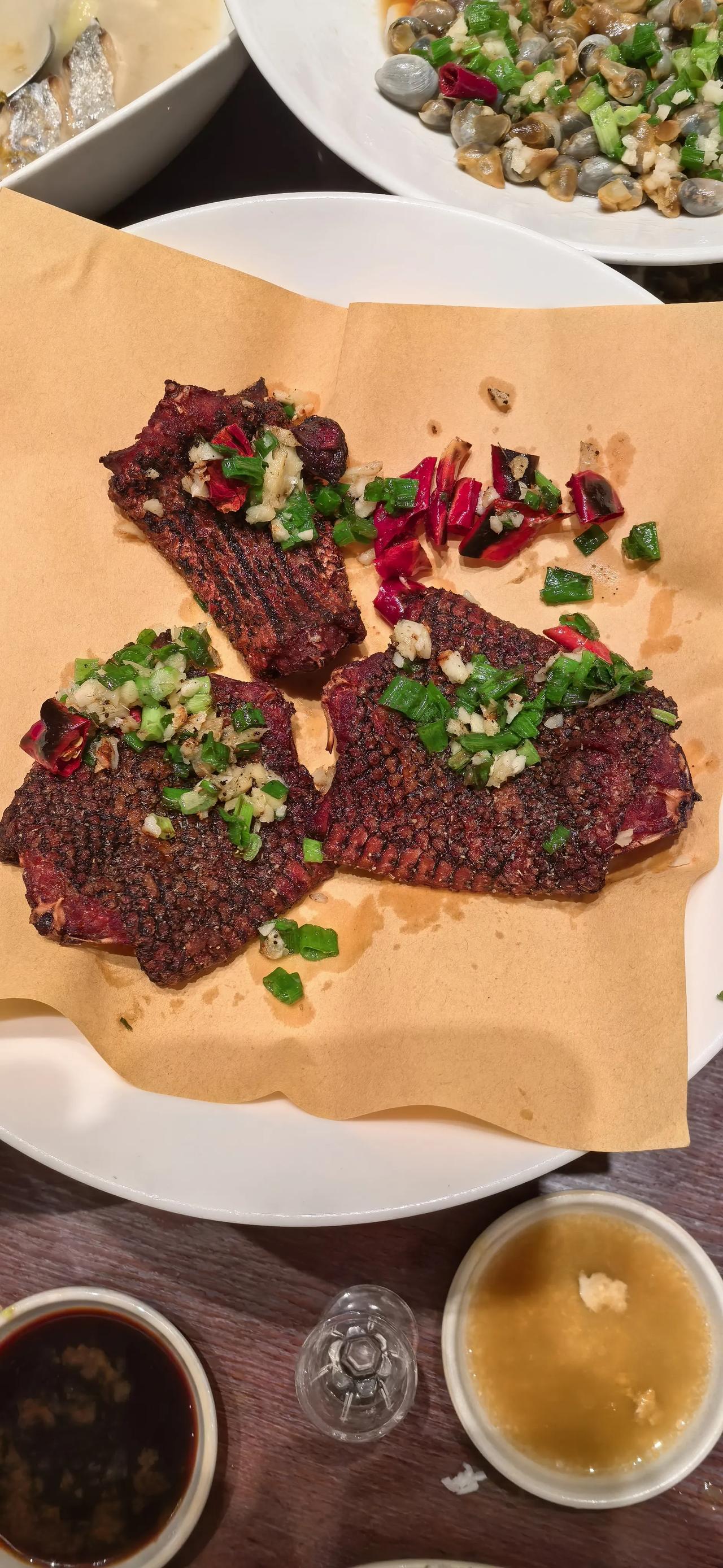 蛇肉。大概是油炸的，很硬。红烧是不是更好?