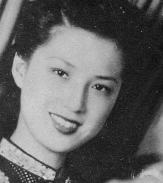 1974年，62岁的蒋梅英被26岁的男警员周荣鹤紧紧搂在怀中强吻。可是她的儿子却