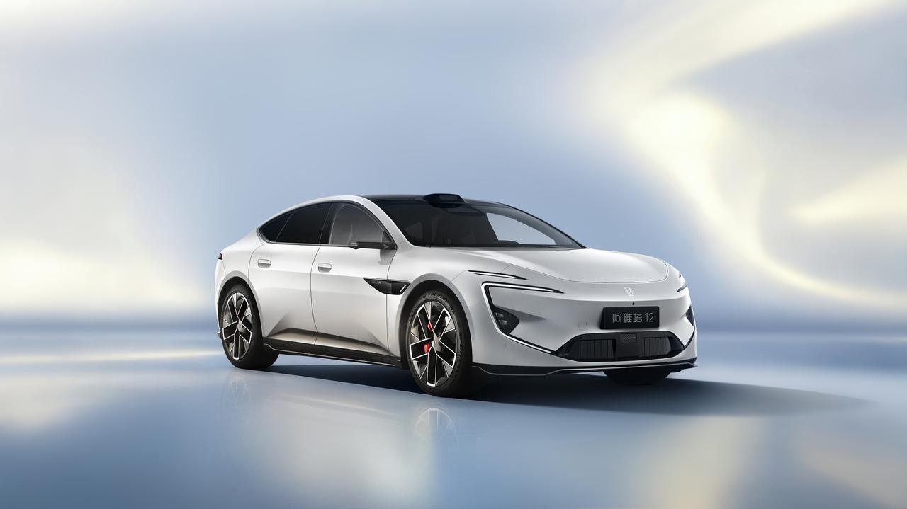 新款阿维塔12变化很大，造型上可以说上了一个台阶车顶激光雷达的性能据说大幅度提