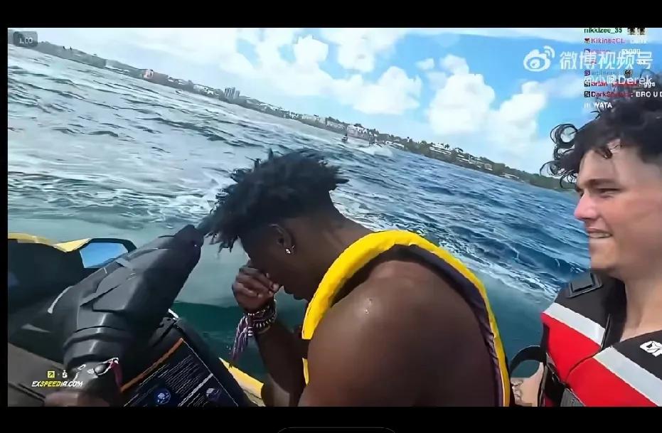 悲催了！甲亢哥不小心把他去年在中国买的华为MateXT三折叠手机掉进海里，看着