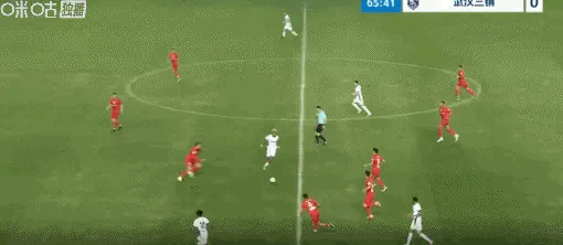 武汉三镇卡迪斯不是第一次在这个位置完成支点作用的分球了，真的好用！绍尔不用多
